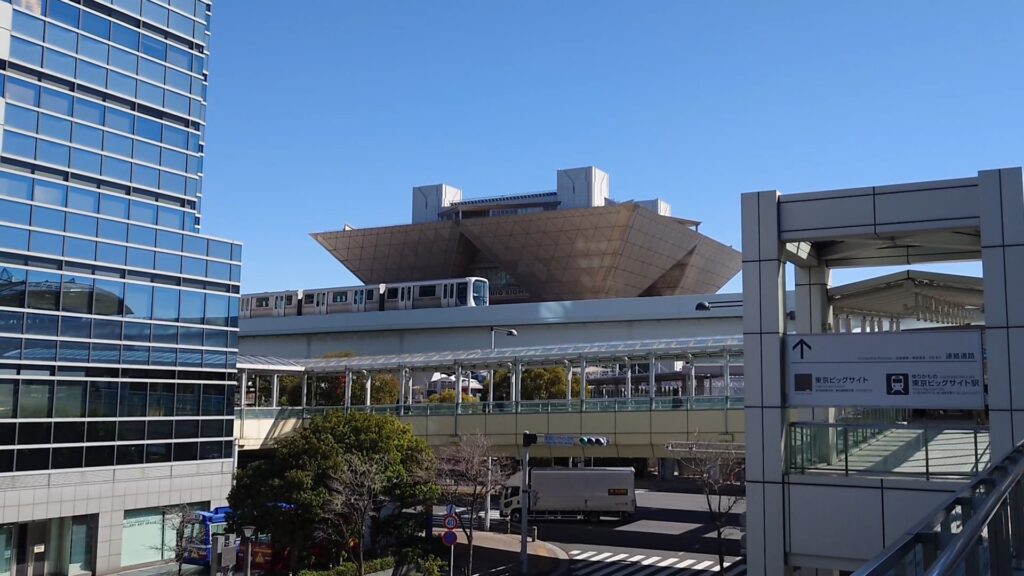 東京ビッグサイトを背景に走るゆりかもめ